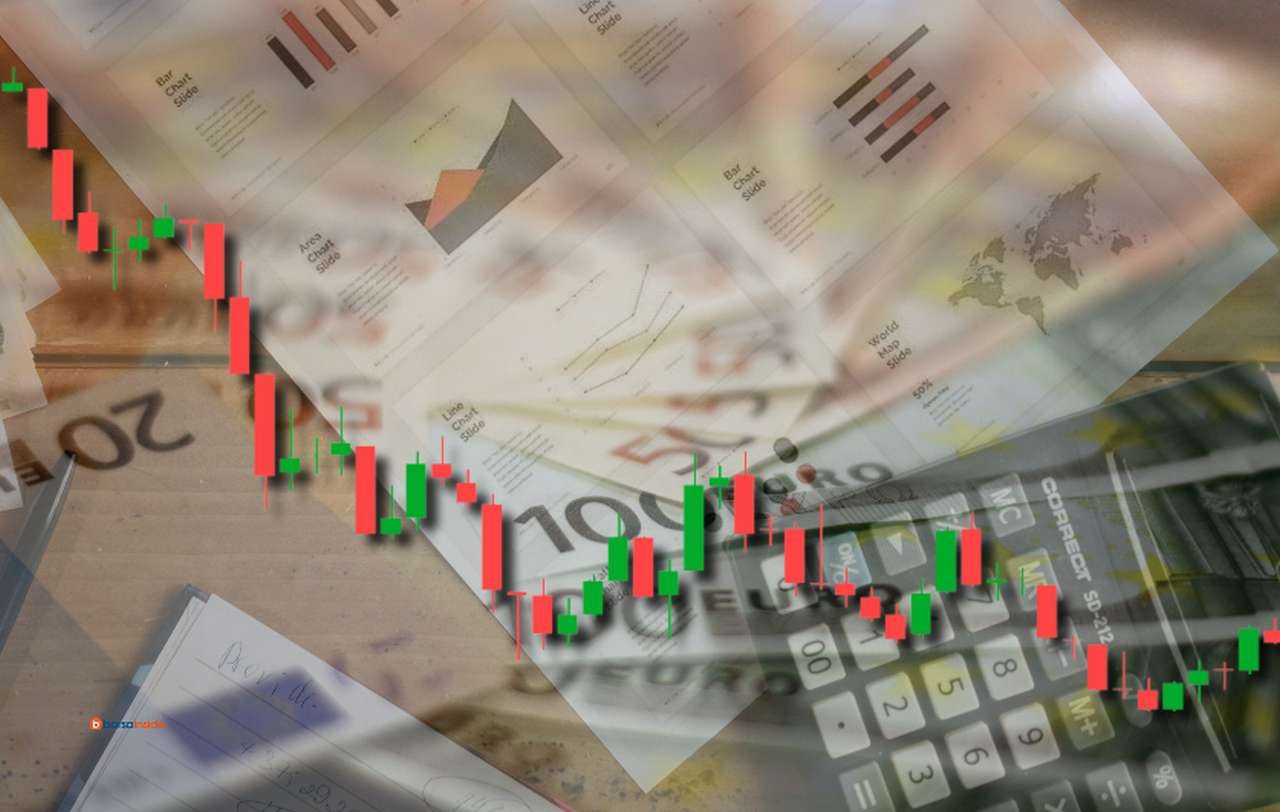 Alcune banconote di euro e una calcolatrice da banco con un grafico a candele in sovrimpressione