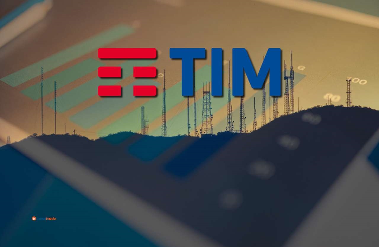 il logo di TIM con le sagome di alcune colline su cui svettano i ripetitori sullo sfondo