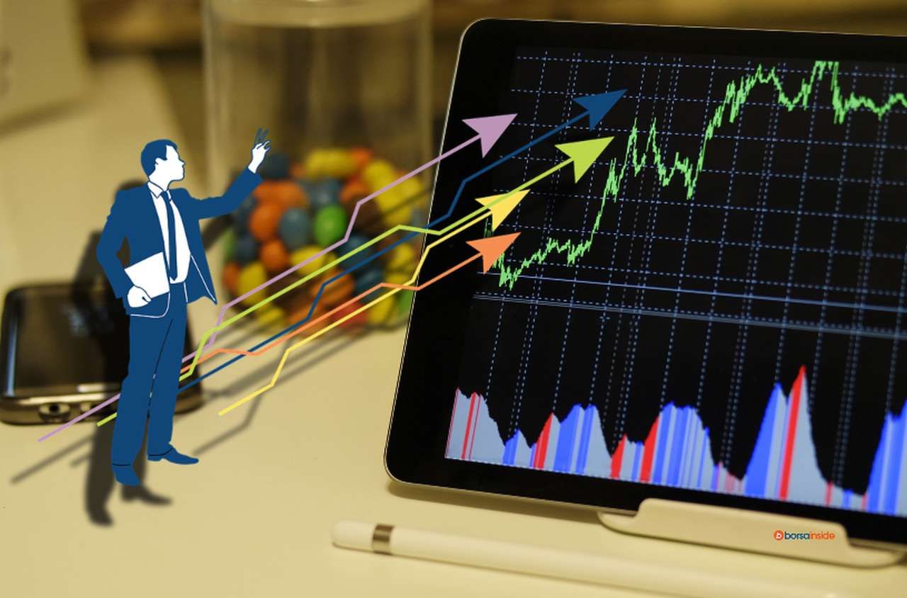 Alcuni grafici finanziari sullo schermo di un tablet con delle freccette di diversi colori in sovrimpressione