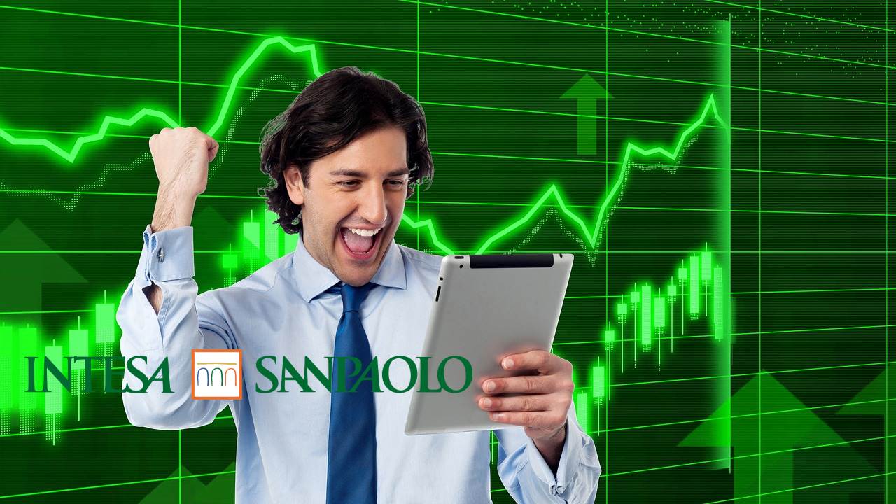 trader che esulta per i guadagni e logo di Intesa Sanpaolo