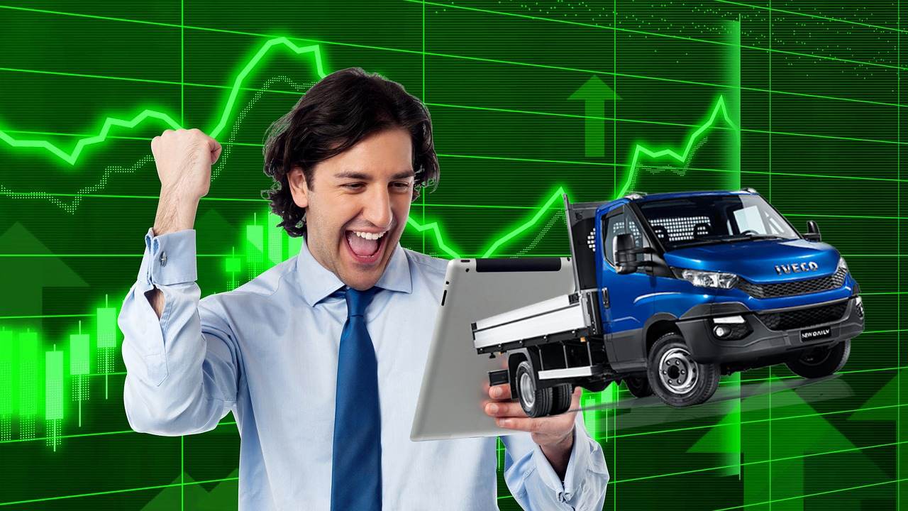 trader che esulta con camion Iveco in primo piano