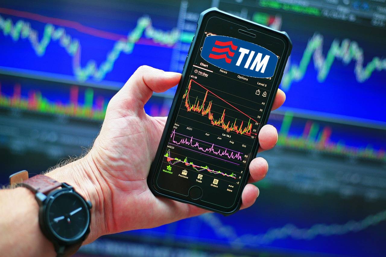 logo di TIM su mobile trading