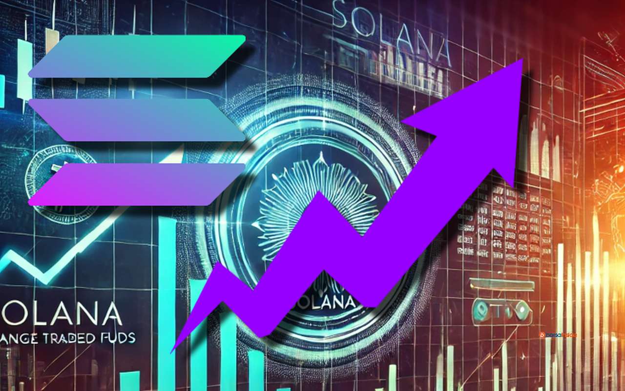 Il logo di Solana in alto a sinistra, una freccia al centro che va verso l'alto e dei grafici a candele sullo sfondo
