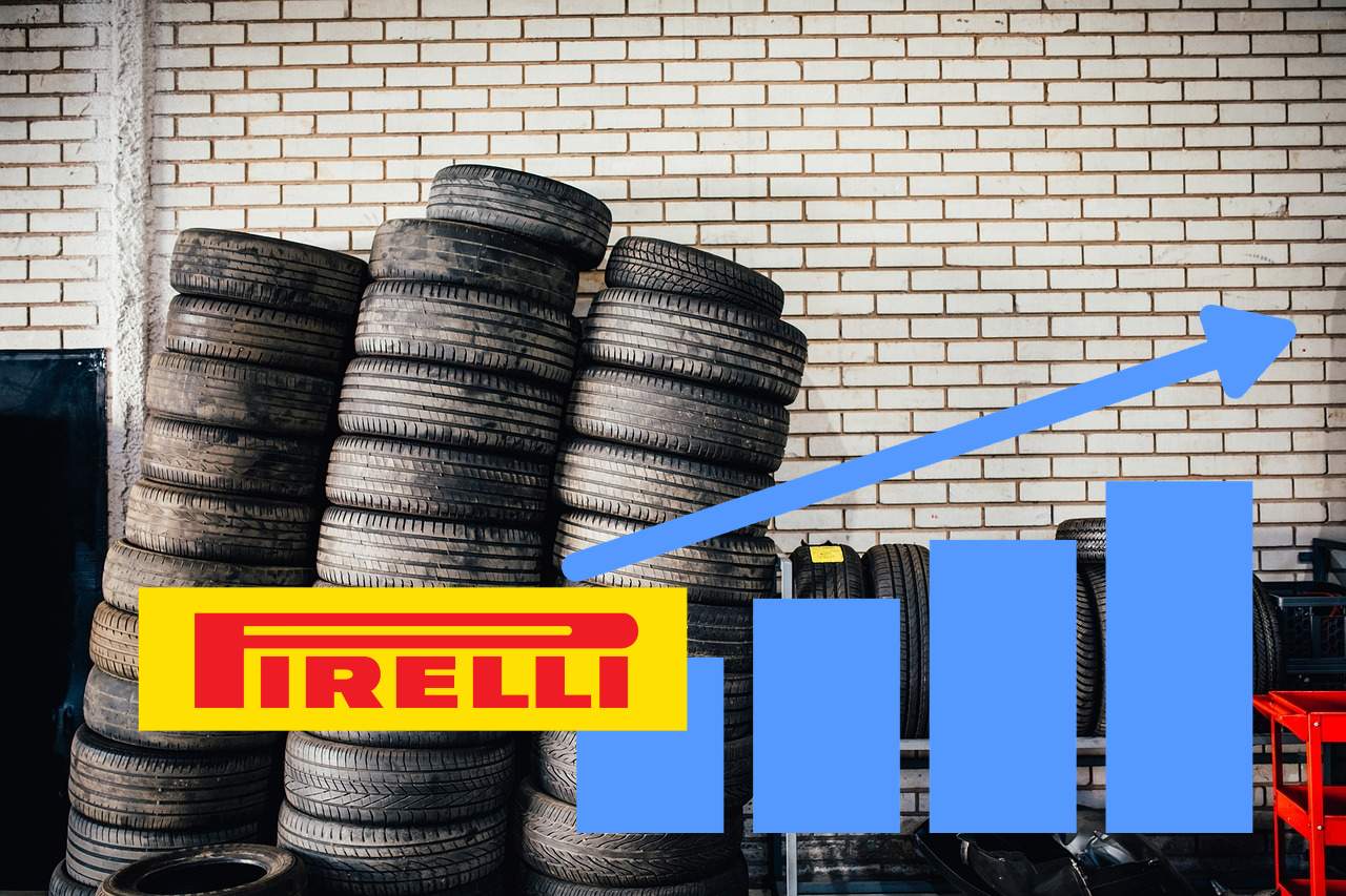 logo di Pirelli su catasta pneumatici