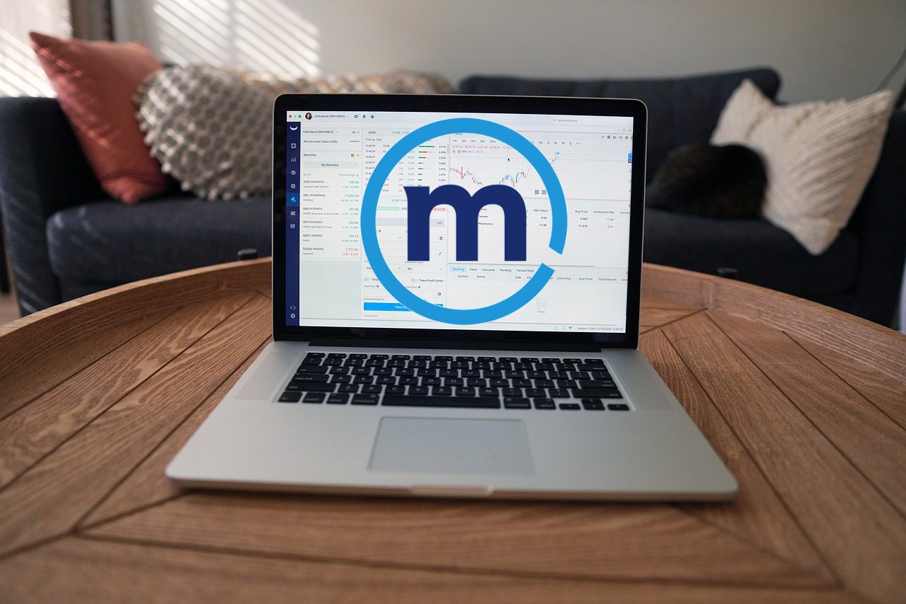 logo di Banca Mediolanum su laptop