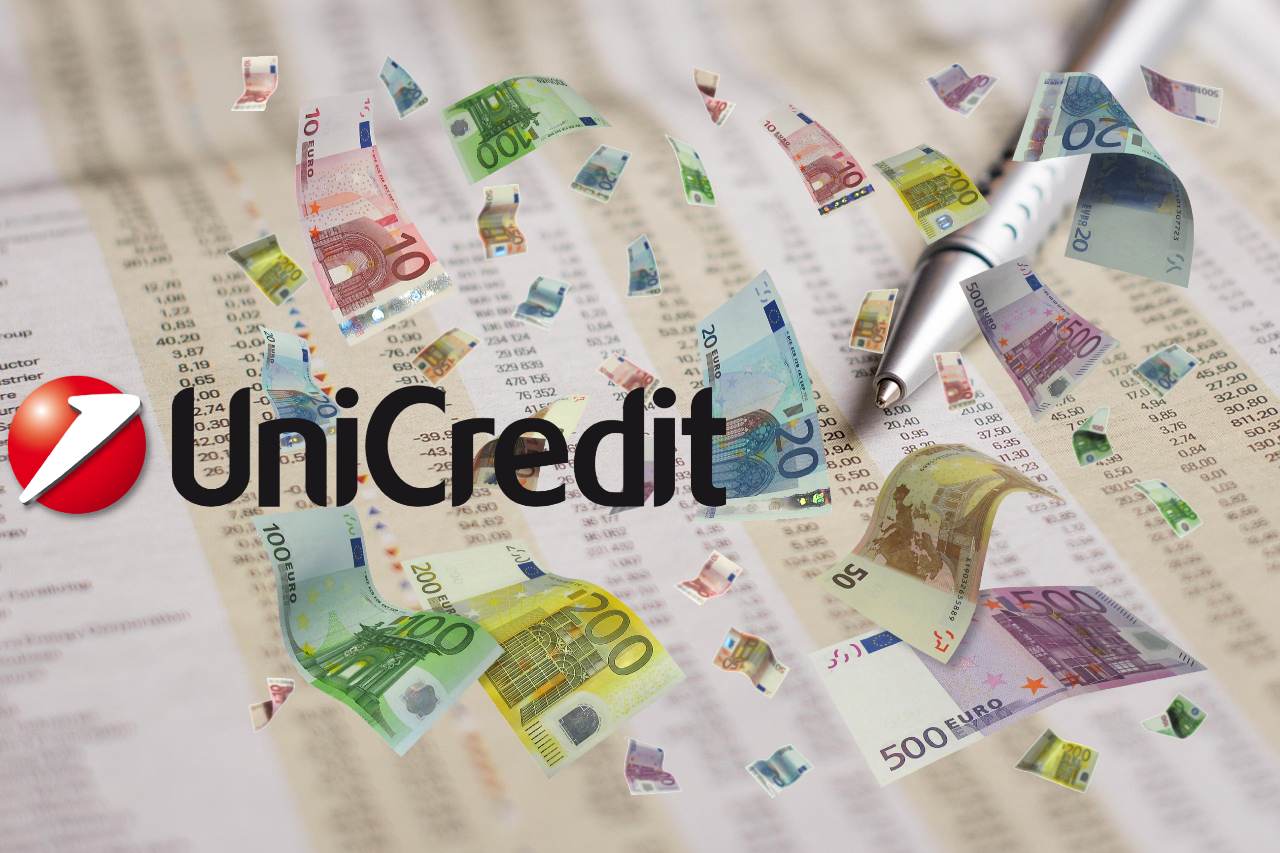 logo di Unicredit e soldi che volano