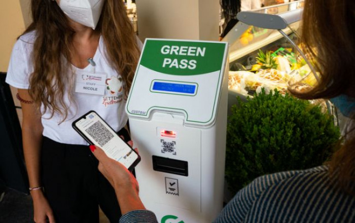 Il governo verso l'allentamento del Green pass. L'obbligo decadrà prima per bar e ristoranti all'aperto